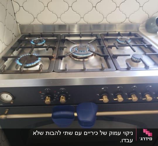 תנור גז עם כיריים במטבח מודרני